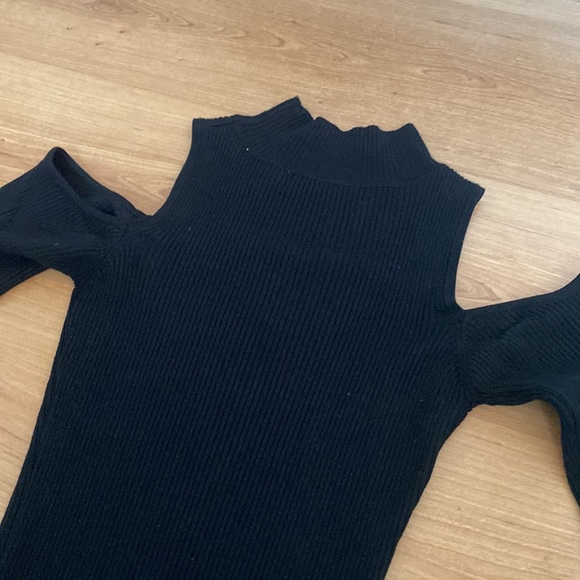 ❣️sold❣️ Cold shoulder ribbed fitted dress - Picture 3 of 3